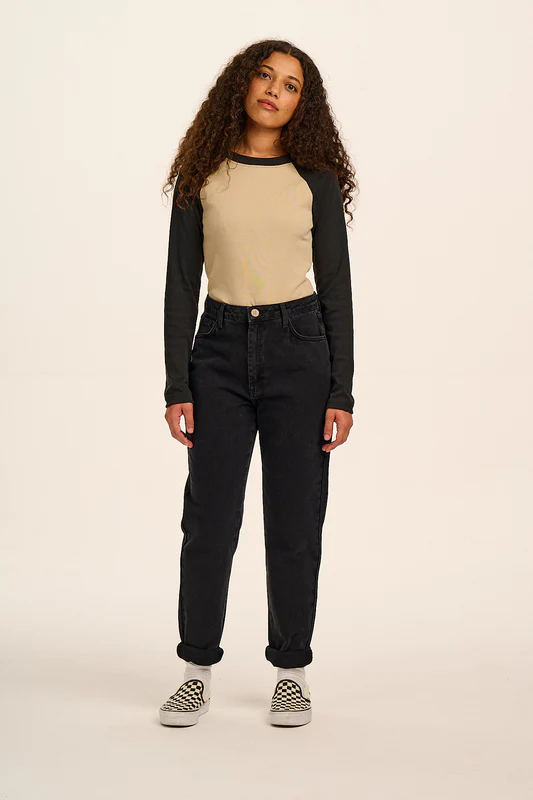 Dana - Mom Denim Jeans in Washed Black